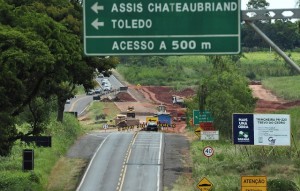 Começa em março a elaboração dos projetos de duplicação das rodovias PR 323 e PR 317, que vão formar um corredor rodoviário entre a ponte de Guaíra, no Oeste do Paraná, até a divisa com o estado de São Paulo. Na foto, trincheira PR 323 com a 486 - Trevo d