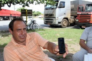 Os caminhoneiros que aguardam no Pátio de Triagem do Porto de Paranaguá recebem mensagem no celular, avisando da liberação do terminal no Corredor de Exportação. A nova ferramenta do sistema de gerenciamento da descarga de grãos da Administração dos Porto
