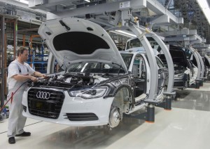 Der neue RS 6 Avant hat heute die Werkhallen der   quattro GmbH in Neckarsulm verlassen. Das Auto vereint alle Kompetenzen des Standortes. Die Karosserie wurde in innovativer Leichtbaumischweise im Audi Leichtbauzentrum Neckarsulm entwickelt. Sie besteht