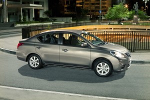 Nissan lança linha 2014 da sedan compacto Versa
