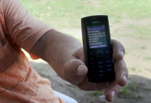 Os caminhoneiros que aguardam no Pátio de Triagem do Porto de Paranaguá recebem mensagem no celular, avisando da liberação do terminal no Corredor de Exportação. A nova ferramenta do sistema de gerenciamento da descarga de grãos da Administração dos Porto