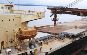 Porto_de_Paranagu__Maio_de_2013__Foto_de_Ivan_Bueno_47 (700x445) (2)