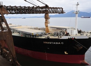 Porto_de_Paranagu__Maio_de_2013__Foto_de_Ivan_Bueno_69 (700x510) (2)