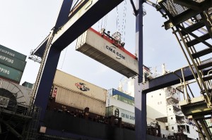 A Administração dos Portos de Paranaguá e Antonina (Appa) acaba de contratar empresa que vai fornecer e operar o sistema de inspeção de cargas e de contêineres por meio de escâner.  Foto: Ivan Bueno/SEIL