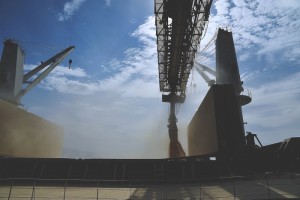 Pelo terceiro ano consecutivo, os Portos de Paranaguá e Antonina registram recorde histórico na movimentação de cargas, conforme mostra balanço divulgado nesta segunda-feira (13). Foram mais de 46,1 milhões, em 2013 - volume 3,6% maior que o alcançado em